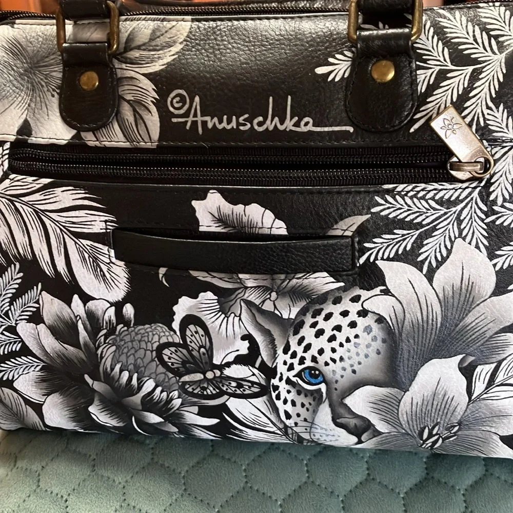Anushka zip around satchel Cleopatra’s leopard - Picture 10 of 16